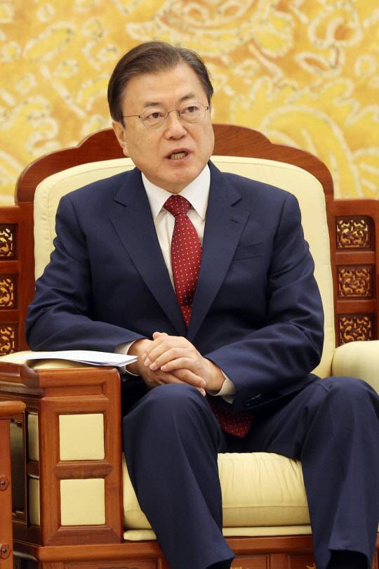 문재인 대통령이 15일 청와대 본관 접견실에서 왕이 중국 국무위원 겸 외교부장을 접견하며 인사말을 하고 있다.   연합뉴스