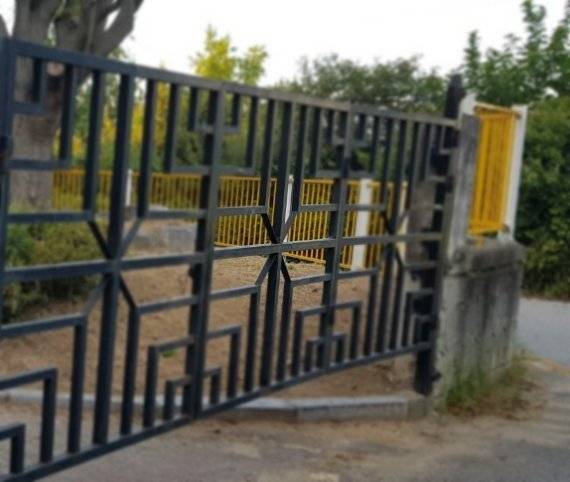 지난 13일 잠금장치가 되지 않은 충남 아산의 한 초등학교 후문을 통해 흉기에 찔린 남성이 교내로 들어왔다. /사진=뉴스1