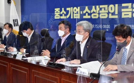 고승범 금융위원장(오른쪽 두번째)이 15일 국회의원회관에서 열린 중소기업·소상공인 금융지원 당정협의에서 "(자영업자 부채에 대한) 만기연장·상환유예 조치를 내년 3월까지 한차례 더 연장하겠다"고 말했다./사진=뉴스1화상