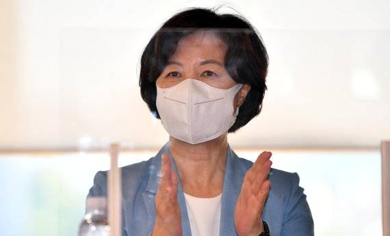 [더불어민주당 대선 주자인 추미애 전 법무부 장관이 15일 오후 광주 광산구 민주당 광산을 사무실에서 열린 지역위원회 간담회에 참석해 박수를 치고 있다. /사진=뉴시스