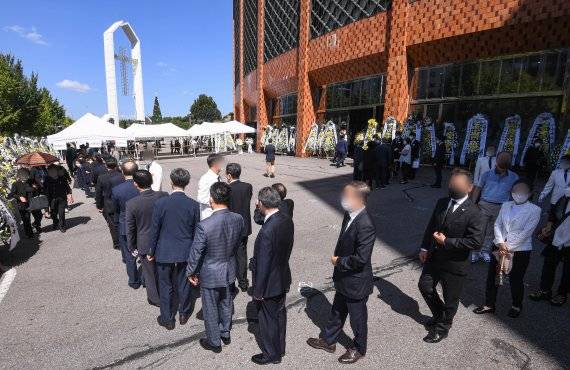 15일 서울 여의도순복음교회 대성전 1층 베다니홀에 마련된 고 조용기 원로목사의 빈소 앞에 조문객들의 행렬이 이어지고 있다. /사진=뉴스1