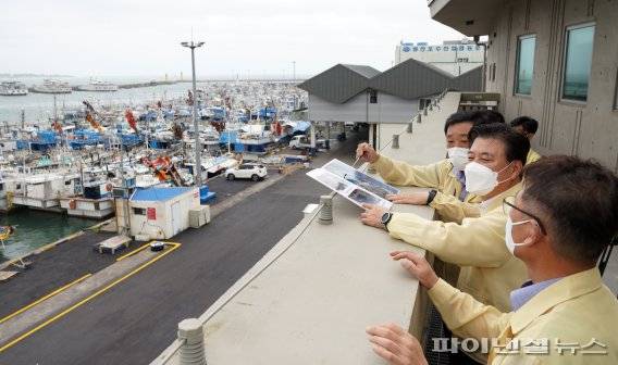 구만섭 제주지사 권한대행은 15일 서귀포시 성산포항과 오조리 저지대 침수지구, 삼달리 농작물 침수지역, 서중천 하천정비사업 현장을 방문해 태풍 북상에 따른 집중호우·강풍·풍랑 대비 사항을 점검했다. [사진=제주도 제공]