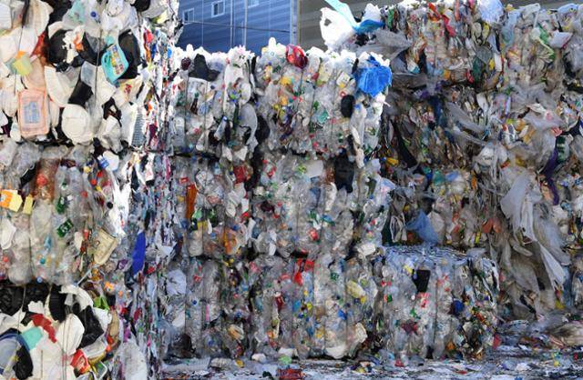 지난 1월 경기 고양시의 한 폐기물 선별장에 폐플라스틱이 쌓여 있다. 플라스틱은 같은 재질로 모여야 재활용이 가능한데, PVC는 모양과 질감을 다양하게 바꿀 수 있어 식별이 어렵다. 한국일보 자료사진