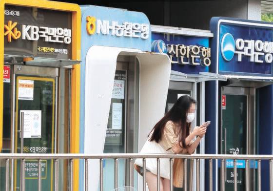 금융당국의 대출규제에 시중은행이 잇달아 대출 문턱을 높이고 있다. 서울 시내에 주요 은행 ATM기기가 나란히 설치되어 있다. 연합뉴스.