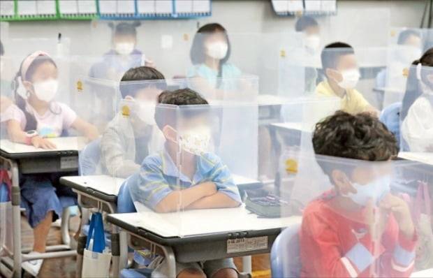 각 시·도 교육청이 정부의 재난지원금과 별도로 유치원생, 초·중·고 학생들에게 보육·교육재난지원금을 지급하면서 논란이 되고 있다. 학생 수는 줄어드는데 예산이 늘어나면서 현금을 뿌리는 것 아니냐는 지적이 나오고 있다. 부산의 한 초등학교에서 학생들이 수업을 듣고 있다. /뉴스1