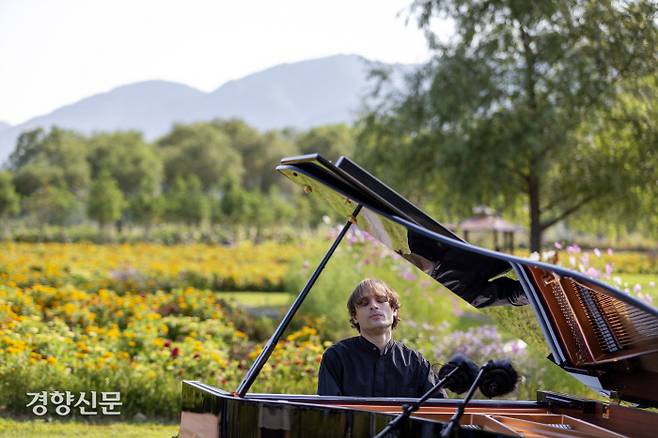 지난 11일 강원 양구군 파로호 꽃섬에서 열린 PLZ 페스티벌 순회 연주회에 출연한 러시아 출신 일리야 라쉬코프스키 성신여대 교수가 연주를 하고 있다. PLZ 페스티벌 제공