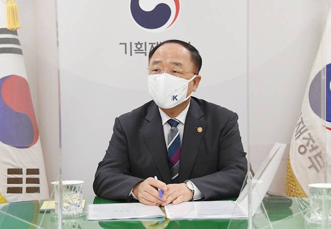 8월 고용동향 관련 관계장관회의 주재하는 홍남기 부총리. 연합뉴스