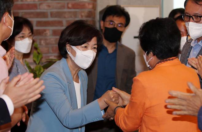 광주에서 당원 만남 더불어민주당 대선 주자인 추미애 전 법무부 장관(왼쪽)이 15일 당 광주 광산을 지역위원회 주최 당원 간담회에서 참석자들과 악수하고 있다. 연합뉴스