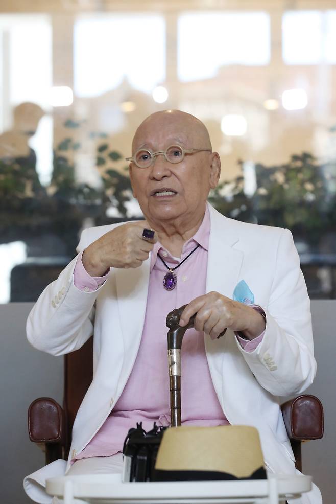 Park Seo-bo speaks during a press conference held on Wednesday at Kukje Gallery (Yonhap)