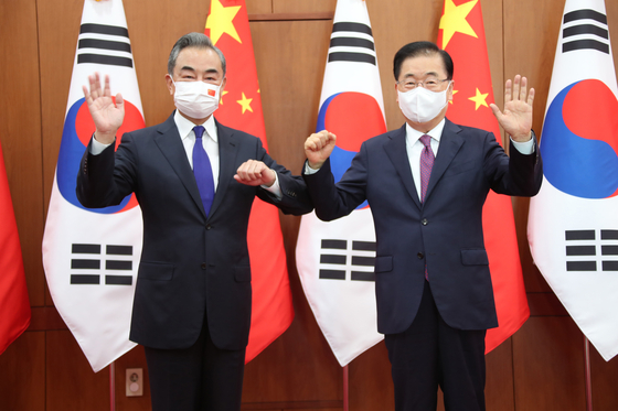 South Korean Foreign Minister Chung Eui-yong, right, and his Chinese counterpart, Wang Yi, pose for a photo ahead of bilateral talks at the Foreign Ministry in central Seoul on Wednesday. [NEWS1]