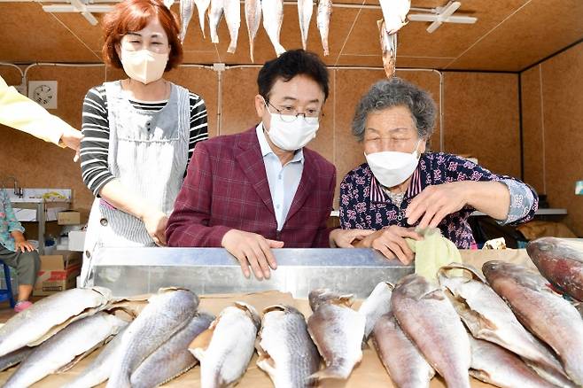 이철우 지사가 임시로 설치한 영덕시장에서 상인들과 대화를 나누고 있다.(사진=경북도 제공) 2021.09.15.