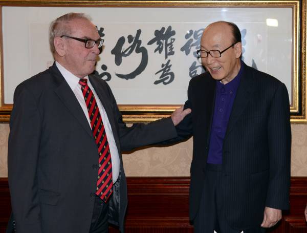 세계적 신학자인 독일의 위르겐 몰트만(왼쪽) 박사가 2013년 9월 내한해 서울 여의도순복음교회 앞 호텔에서 조용기 목사와 인사하고 있다.국민일보DB