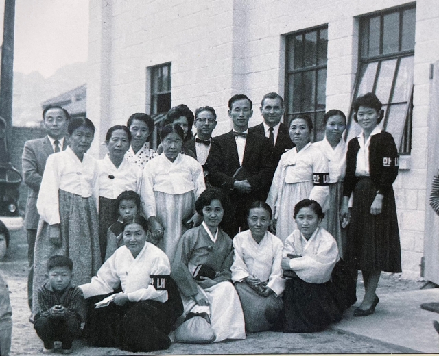 60년대 조용기 목사를 도와 구역성장에 기여했던 여성 집사들.