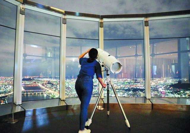 서울스카이의 보름달 관측 체험인 '풀문투어'. 서울스카이 제공