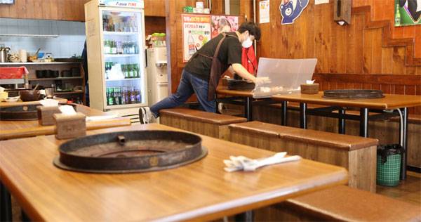 15일 오전 서울 종로의 한 식당에서 점주가 혼자서 점심 영업을 준비하고 있다. 이 식당은 한때 직원이 8명이었으나 코로나19와 최저임금 상승으로 모두 내보내고 혼자 운영하고 있다.  [이승환 기자]