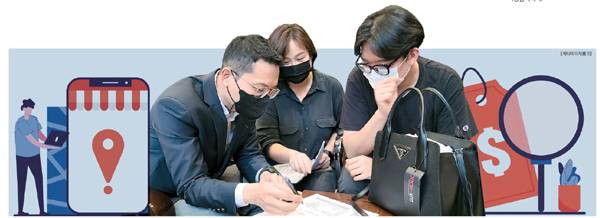 한 병행수입업체 사무실에서 김영준 롯데온 명품 MD팀장(맨 오른쪽)이 업체 담당자들과 미팅을 진행하고 있다.  [사진 제공 = 롯데쇼핑]