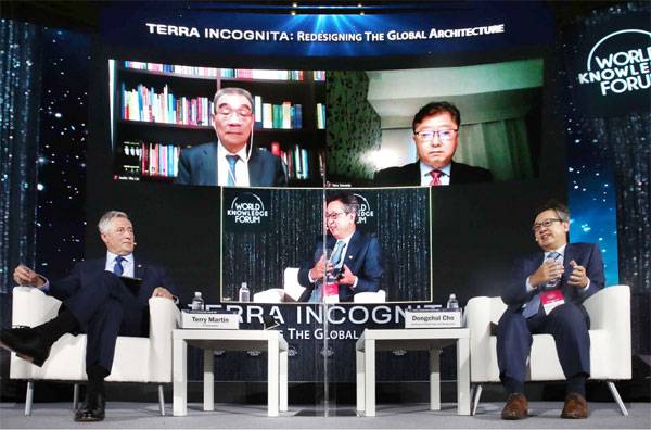 15일 열린 세계지식포럼 `글로벌 경제 전망 2022: 최고 이코노미스트 열전` 세션에서 조동철 KDI 국제정책대학원 교수(오른쪽)가 경제 전망을 말하고 있다. 화면에서는 린이푸 베이징대 국가발전연구원 명예원장(왼쪽)과 사와다 야스유키 일본 도쿄대 교수가 이야기를 듣고 있다. 단상 왼쪽은 좌장을 맡은 테리 마르틴 앵커. [한주형 기자]