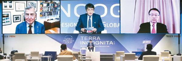 미국과 중국에서 최고의 정치 석학으로 꼽히는 그레이엄 앨리슨 미국 하버드대 케네디스쿨 석좌교수(맨 왼쪽)와 자칭궈 베이징대 국제관계학원 교수(맨 오른쪽)가 15일 열린 세계지식포럼 `투키디데스의 함정에 빠진 국제 정세: G2 갈등과 해법` 세션에서 좌장인 손열 연세대 국제관계대학원 교수(가운데)를 사이에 두고 설전을 벌이고 있다.  [이충우 기자]