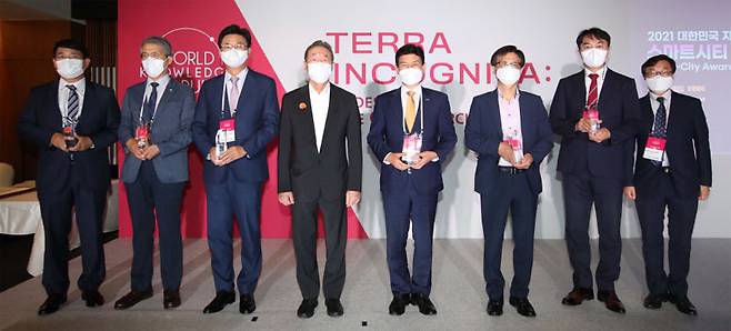 15일 서울 중구 신라호텔에서 열린 매일경제신문·MBN 주최 `스마트시티 대상` 시상식에서 장대환 매경미디어그룹 회장(왼쪽 넷째)과 대상을 수상한 박성수 서울 송파구청장(왼쪽 셋째)을 포함한 수상자들이 기념촬영을 하고 있다. [한주형 기자]