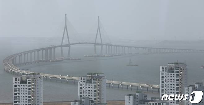 인천광역시 연수구 송도동 도심에서 바라본 인천대교. /사진=뉴스1