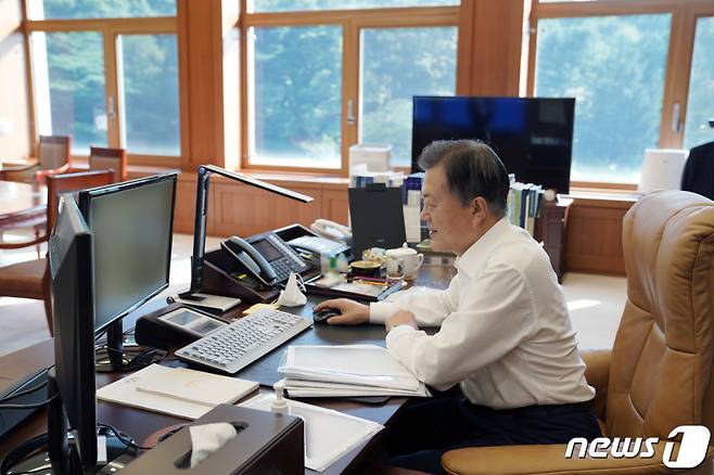 (서울=뉴스1) 유승관 기자 = 문재인 대통령이 14일 오전 청와대 여민관 집무실에서 ‘광주형 일자리’를 통해 처음으로 생산되는 현대차 경형 SUV ‘캐스퍼’ 차량 온라인 사전예약을 하고 있다. (청와대 제공) 2021.9.14/뉴스1