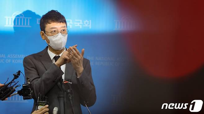 김웅 국민의힘 의원이 지난 8일 서울 여의도 국회 소통관에서 지난해 총선 당시 윤석열 검찰총장의 측근 검사로부터 여권 인사에 대한 고발장을 넘겨받았다는 이른바 '고발사주' 의혹과 관련한 기자회견을 마친 뒤 취재진의 질문에 답변하고 있다. 2021.9.8/뉴스1
