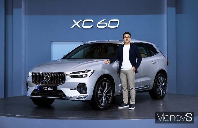 스웨덴 토슬란다 공장에서 생산되는 신형 XC60과 이윤모 볼보자동차코리아 대표 /사진제공=볼보자동차코리아