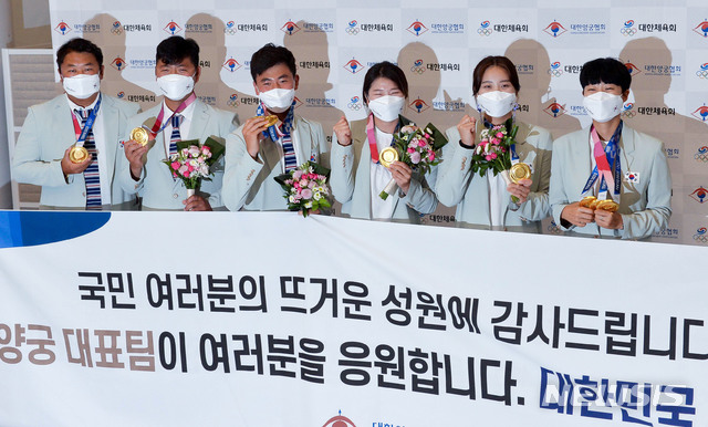 [인천공항=뉴시스] 홍효식 기자 = 대한민국 양궁 대표팀이 1일 오후 2020 도쿄올림픽을 일정을 마치고 인천국제공항을 통해 귀국하고 있다. 왼쪽부터 오진혁, 김우진, 김제덕, 강채영, 장민희, 안산. (공동취재사진) 2021.08.01. photo@newsis.com