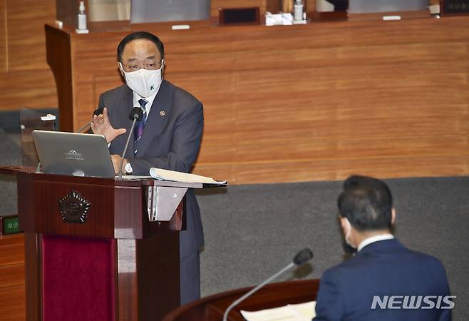 [서울=뉴시스] 최동준 기자 = 홍남기 경제부총리 겸 기획재정부 장관이 15일 서울 여의도 국회 본회의장에서 열린 경제 분야 대정부질문에서 박홍근 더불어민주당 의원 질의에 답변하고 있다. (공동취재사진) 2021.09.15. photo@newsis.com