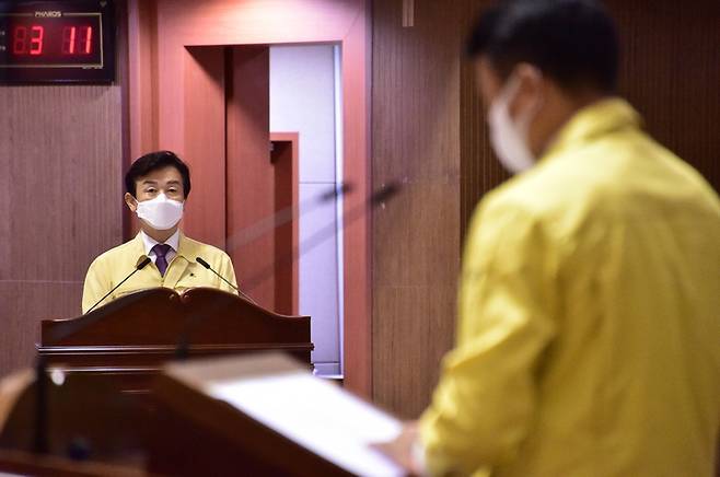 [진주=뉴시스] 조규일(사진 왼쪽)진주시장은 15일 열린 제232회 임시회 2차 본회의에서 임기향 시의원의 시정질의에 답변하고 있다. *재판매 및 DB 금지