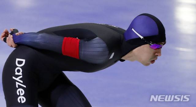 [서울=뉴시스]홍효식 기자 = 서울 노원구 태릉 국제스케이트장에서 열린 제47회 전국남녀 스프린트 및 제75회 종합 스피드스케이팅 선수권대회, 올라운드 남자 1500m 경기에서 서울일반 이승훈이 질주하고 있다. 2021.04.25. yesphoto@newsis.com