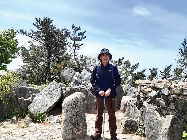 봉래산 정상에 선 필자.
