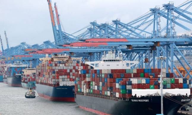 1일 오전 부산신항에 접안해 있는 선박에 화물이 가득 실려 있다. 연합뉴스