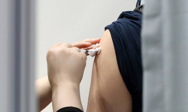 코로나19 예방접종센터에서 한 시민이 접종을 맞고 있다. 뉴시스