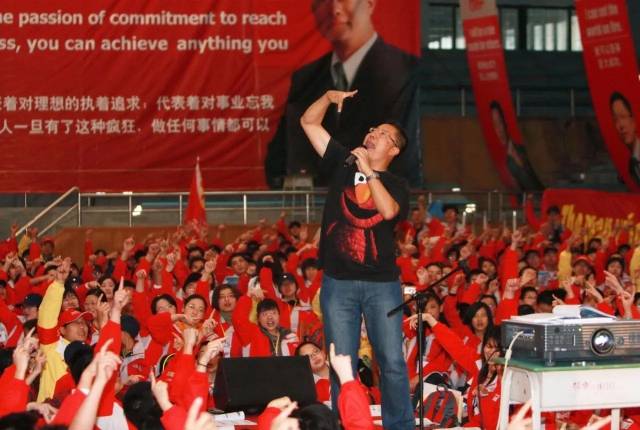 ‘미친 영어’의 창시자 리양의 과거 강연 모습. /바이두