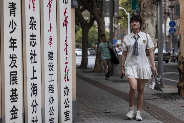중국 상하이에서 한 학생이 공산당 선전판 앞을 지나치고 있다. 학교에서도 시진핑 사상 교육이 강화되는 중이다. /EPA연합뉴스