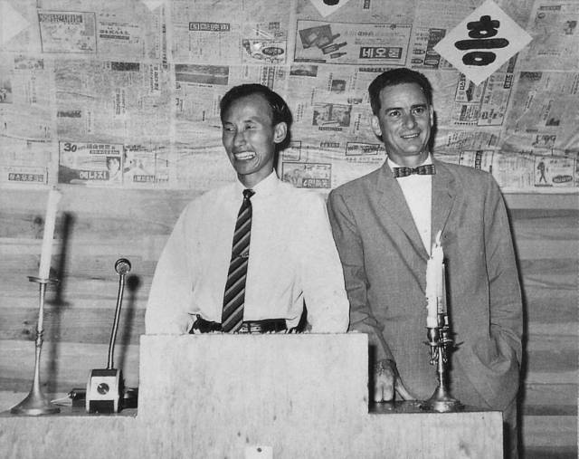 여의도순복음교회의 전신인 천막교회 시절 조용기(사진 왼쪽) 목사는 전도사 신분으로 해외 목사의 부흥회에서 통역을 담당했다./사진제공=여의도순복음교회