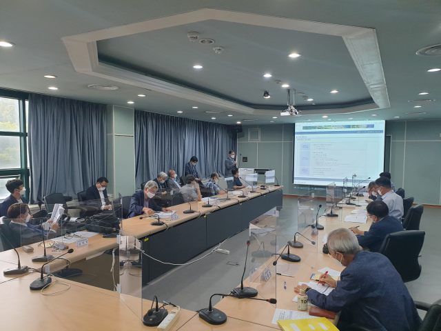 울진군이 지난 14일 한국원자력연구원 회의실에서 그린수소 생산단지 조성 용역과 관련한 자문회의를 개최하고 있다./사진제공=울진군