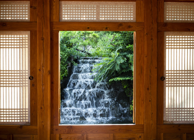 청운문학도서관 사진 명소 ‘한옥 속 인공폭포’/사진=서울관광재단