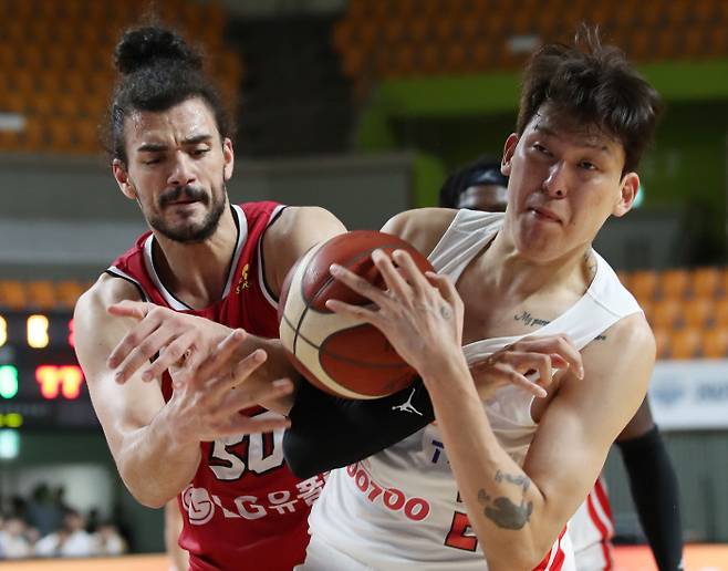 창원 LG의 아셈 마레이(왼쪽)와 서울 SK의 최준용이 15일 경북 상주실내체육관에서 열린 2021 KBL 컵대회 예선 마지막 경기에서 공을 잡기 위해 몸싸움을 벌이고 있다. 상주/연합뉴스