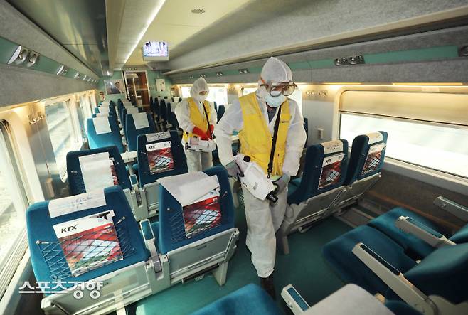 추석 연휴를 앞두고 서울과 수도권을 중심으로 코로나19 확진자가 증가해 일일 신규 확진자가 다시 2000명대를 기록한 15일 코레일 방역 관계자들이 서울역에 도착한 KTX 객실을 소독하고 있다. 코레일은 하루 4회 역사 방역소독, 승하차 고객 동선 분리, 승차 전 발열 측정, 열차 운행 종료시 전체 소독 등 방역을 강화한다고 밝혔다. 강윤중 기자