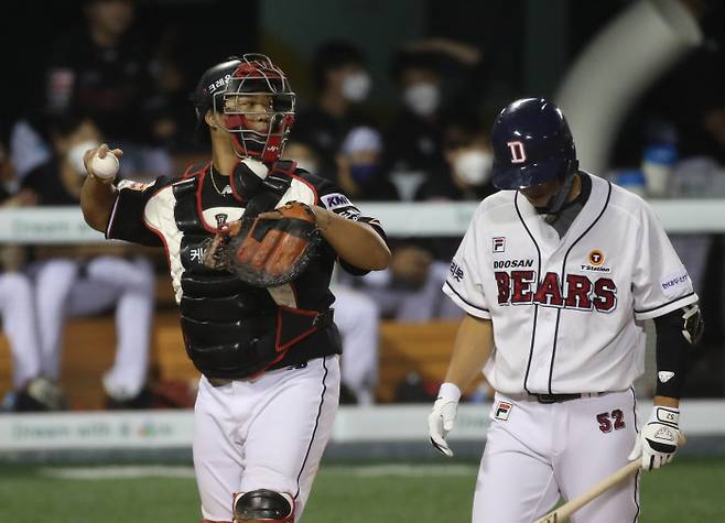 15일 잠실구장에서 열린 두산과 KT의 경기에서 KT 강백호가 8회말 포수로 출전하고 있다. 연합뉴스