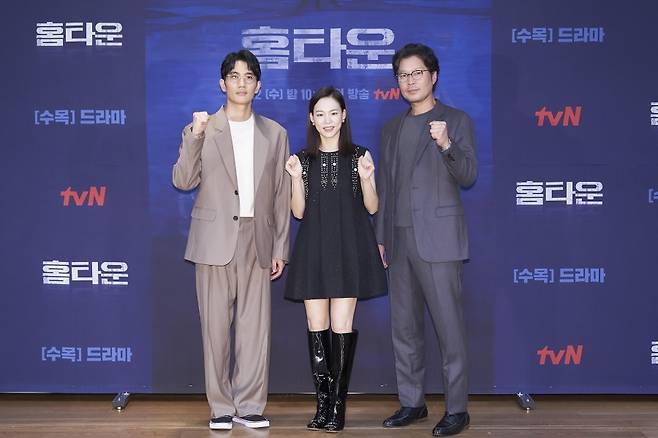 ▲ 배우 엄태구, 한예리, 유재명이 15일 tvN 새 수목드라마 '홈타운' 제작발표회에 참석해 포즈를 취하고 있다. 제공|tvN