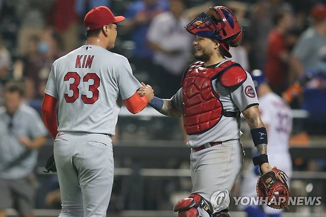 팀 승리 지킨 뒤 포수 야디에르 몰리나와 손 맞잡는 김광현 [USA 투데이=연합뉴스]