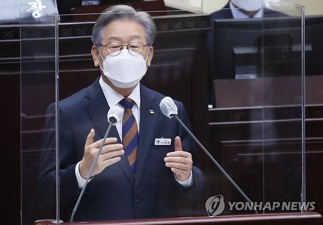 인사말 하는 이재명 경기지사 (수원=연합뉴스) 홍기원 기자 = 이재명 경기도지사가 15일 오전 경기도 수원시 경기도의회에서 열린 제354회 임시회 제4차 본회의에서 제3차 경기도 재난기본소득 등이 포함된 추가경정 예산안이 통과된 후 인사말을 하고 있다. 2021.9.15 xanadu@yna.co.kr