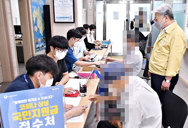 국민지원금 접수 현장 점검하는 김양호(오른쪽) 삼척시장  [삼척시 제공.재판매 및 DB 금지]
