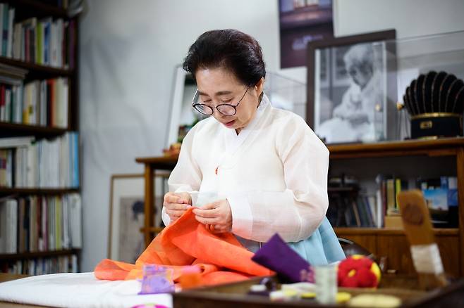 구혜자 침선장 보유자 [한국문화재재단 제공. 재판매 및 DB 금지]