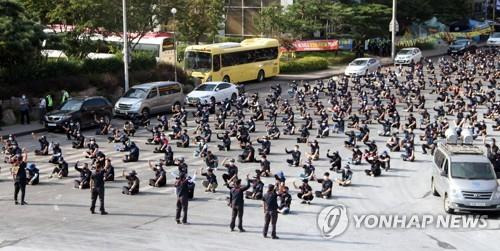 정규직 고용 촉구하는 현대제철 비정규직 노조     (당진=연합뉴스) 이은파 기자 = 전국 금속노동조합 현대제철 비정규직지회 노조원들이 15일 오후 현대제철 충남 당진제철소에서 집회를 열고 자회사 설립 중단과 조합원의 정규직 고용을 촉구하고 있다. 2021.9.15