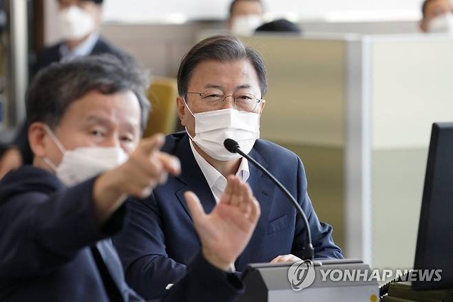 미사일전력 시험 참관하는 문재인 대통령 (서울=연합뉴스) 문재인 대통령이 15일 국방과학연구소 안흥시험장에서 미사일전력 발사 시험을 참관하고 있다. 2021.9.15 [청와대 제공. 재판매 및 DB금지] jjaeck9@yna.co.kr