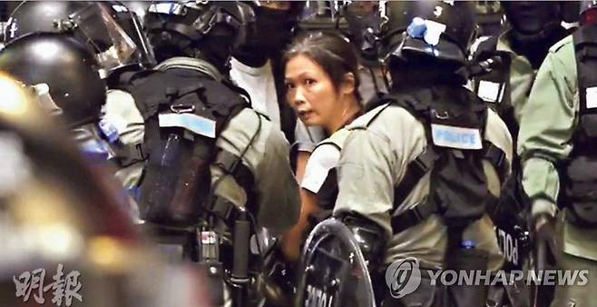 2019년 홍콩 시위현장에서 경찰에 연행되는 '홍콩 프리 프레스' 기자 [홍콩기자협회 제공]
